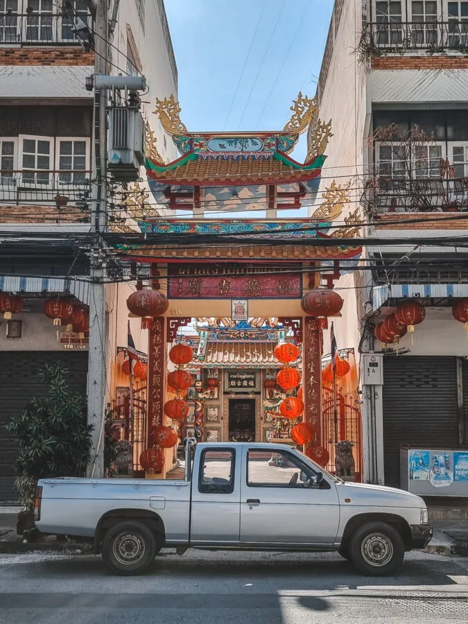 passage menant au san chao bun paisan nakhon ratchasima