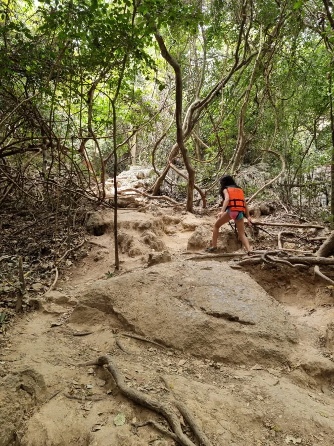 passage sentier entre niveau 5 et 6 parc national erawan