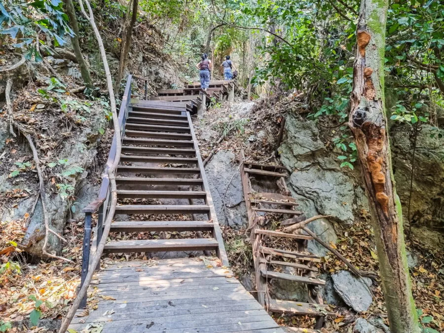 passage sentier entre niveau 6 et 7 parc national erawan