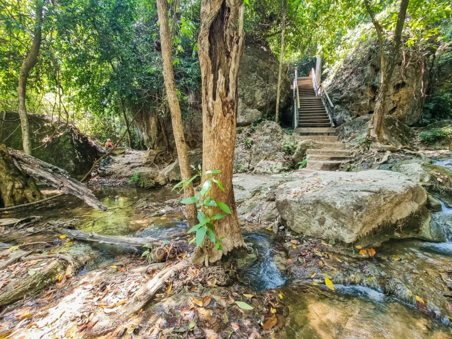 passage sur ruisseau entre niveau 6 et 7 parc erawan