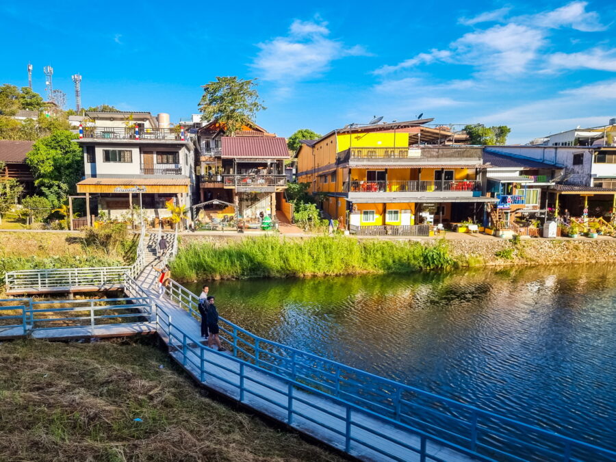 passerelle au bout du reservoir ban i tong pilok