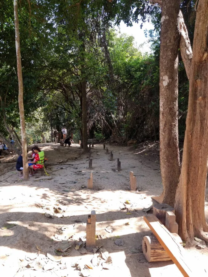 passerelle en bois detruite huay mae khamin waterfall kanchanaburi