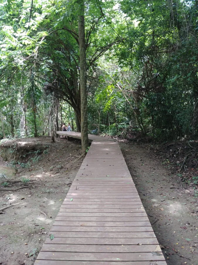 passerelle en bois huay mae khamin waterfall kanchanaburi