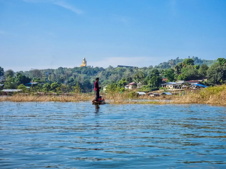 pecheur sur le lac vers sangkhlaburi