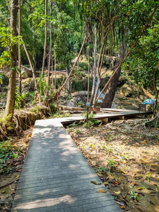 ponton menant a cascade n6 parc erawan