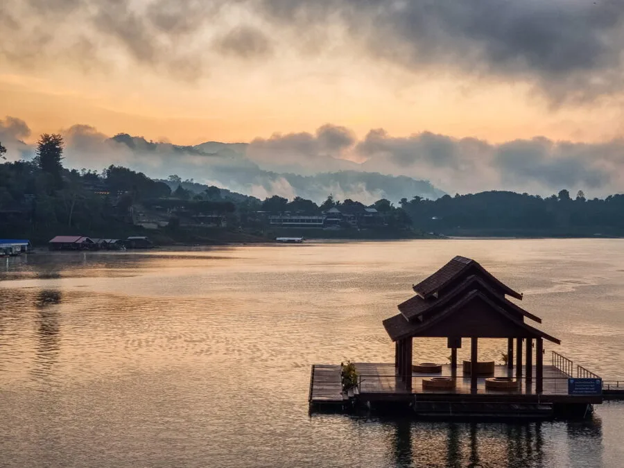 ponton sur lac tôt matin sangkhlaburi