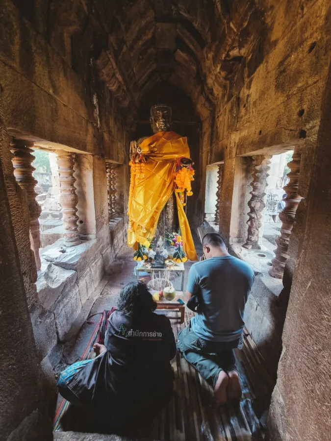 priere devant statue bouddha prasat phnom wan nakhon ratchasima