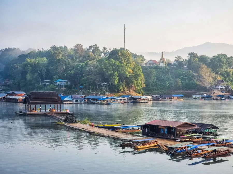 quai flottant côté village môn sangkhlaburi
