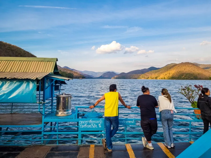 raccourci en ferry local lac srinagarind kanchanaburi