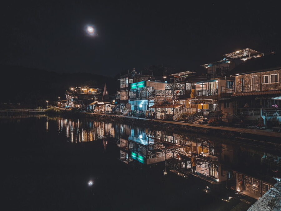 reflet de ban i tong sur reservoir de nuit pilok