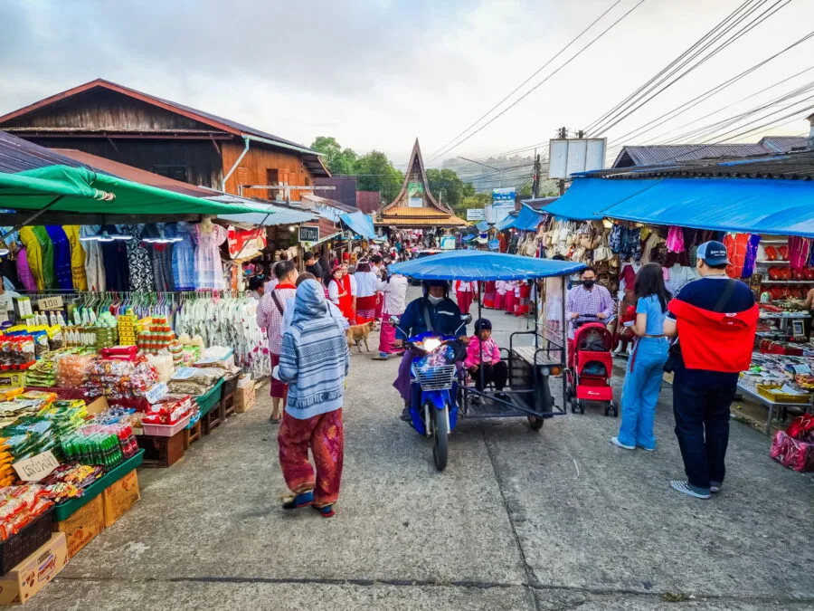 rue principale de wangka village môn sanghklaburi tôt matin