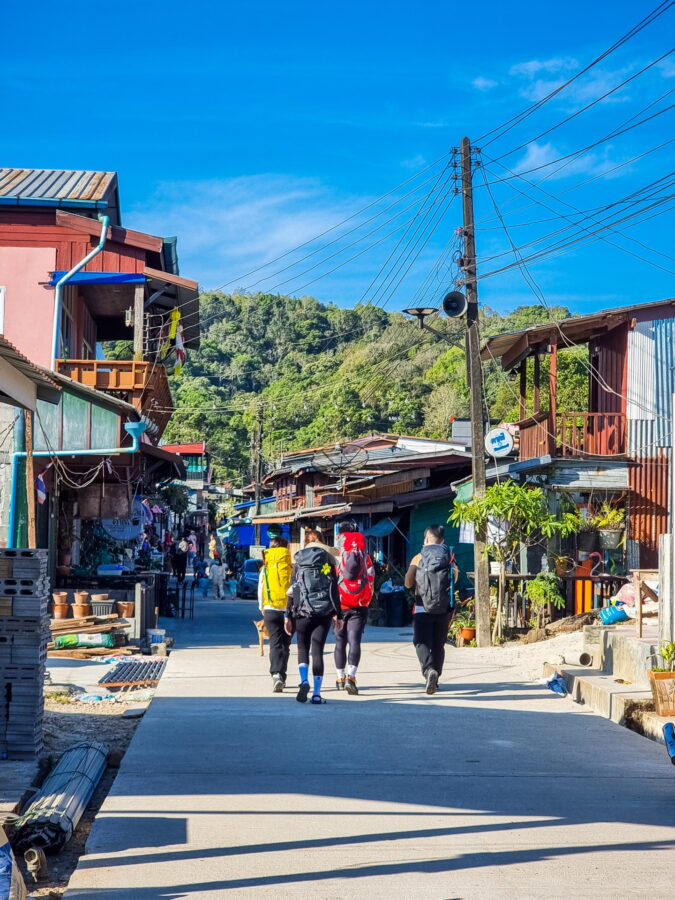 rue principale traversant ban i tong kanchanaburi