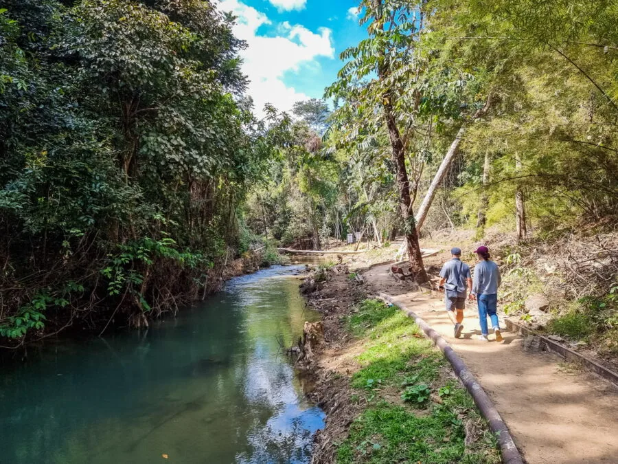 sentier sur la partie haute huay mae khamin kanchanaburi