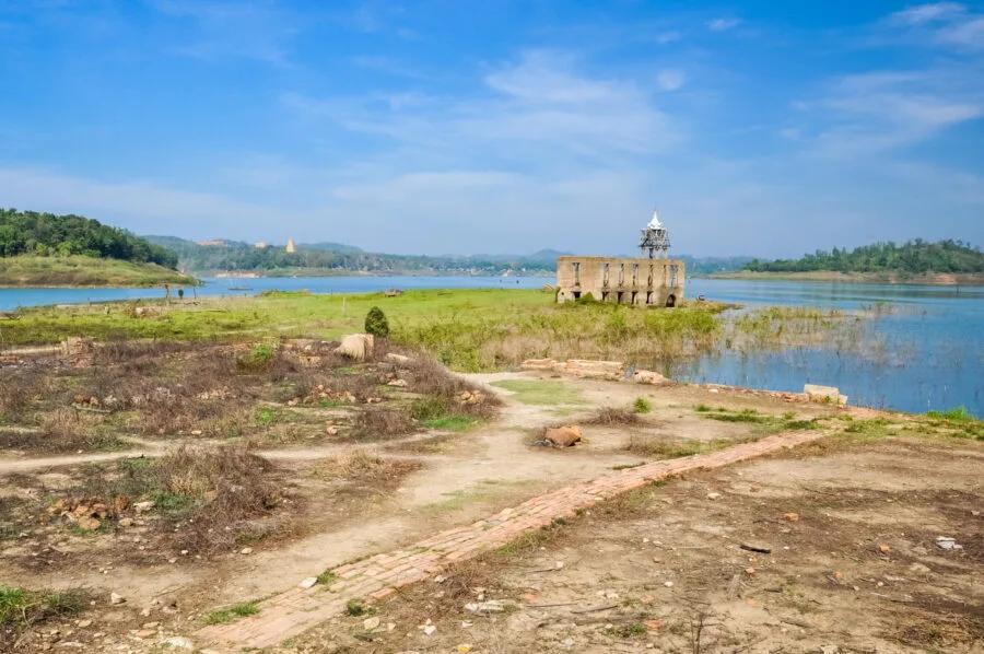 site de ancien wat wang wiwekaram underwater temple lac sangkhlaburi