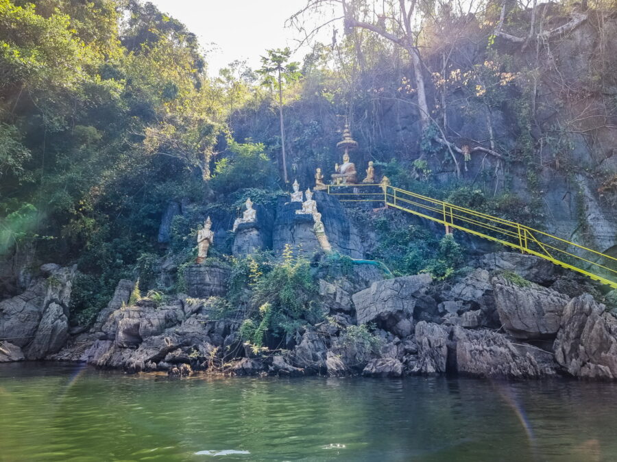 statue bouddha japanese cliff balade sur lac sangkhlaburi