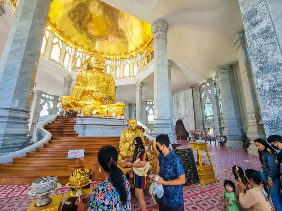 statue doree au wat luang phor toh nakhon ratchasima