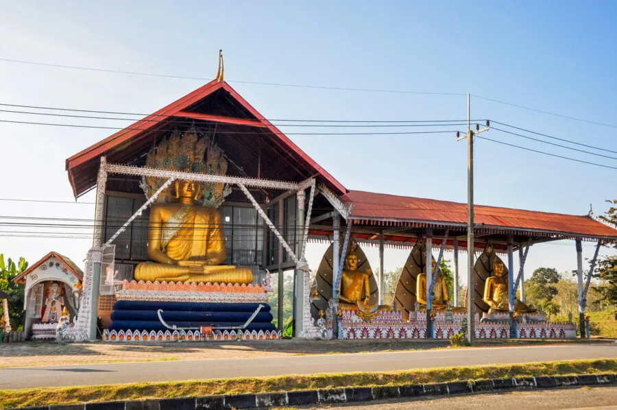 statues de bouddha wat somdet sangkhlaburi