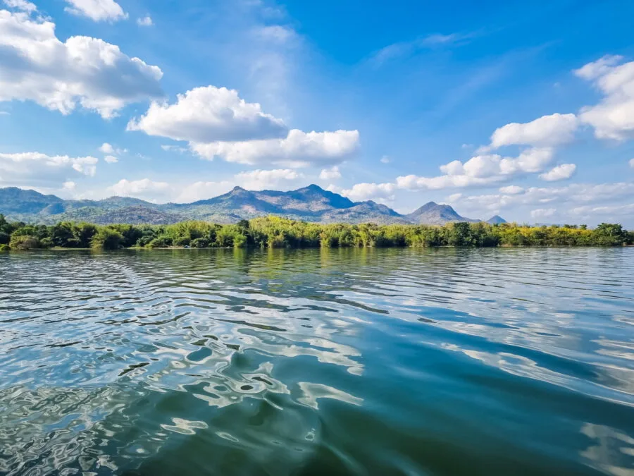 sur le lac srinagarind en ferry local kanchanaburi