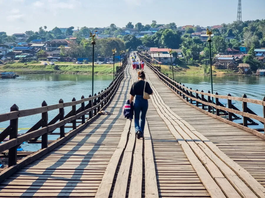 sur le pont môn uttamanuson de sangkhlaburi