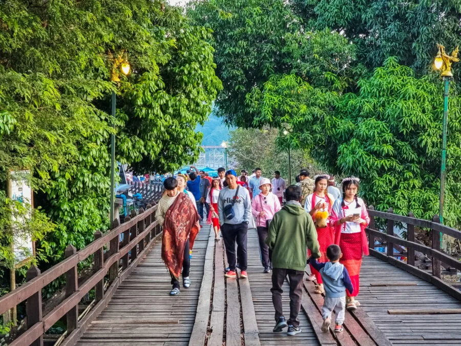 sur pont proche entree village môn wangka sanghklaburi