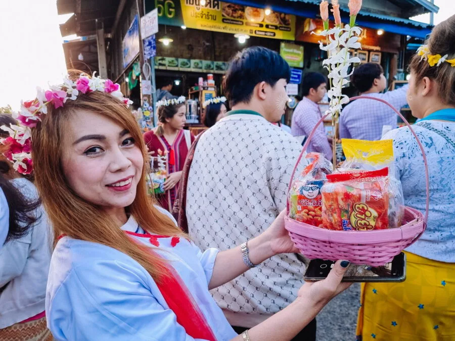 thailandaise ceremonie du tak bat sangkhlaburi