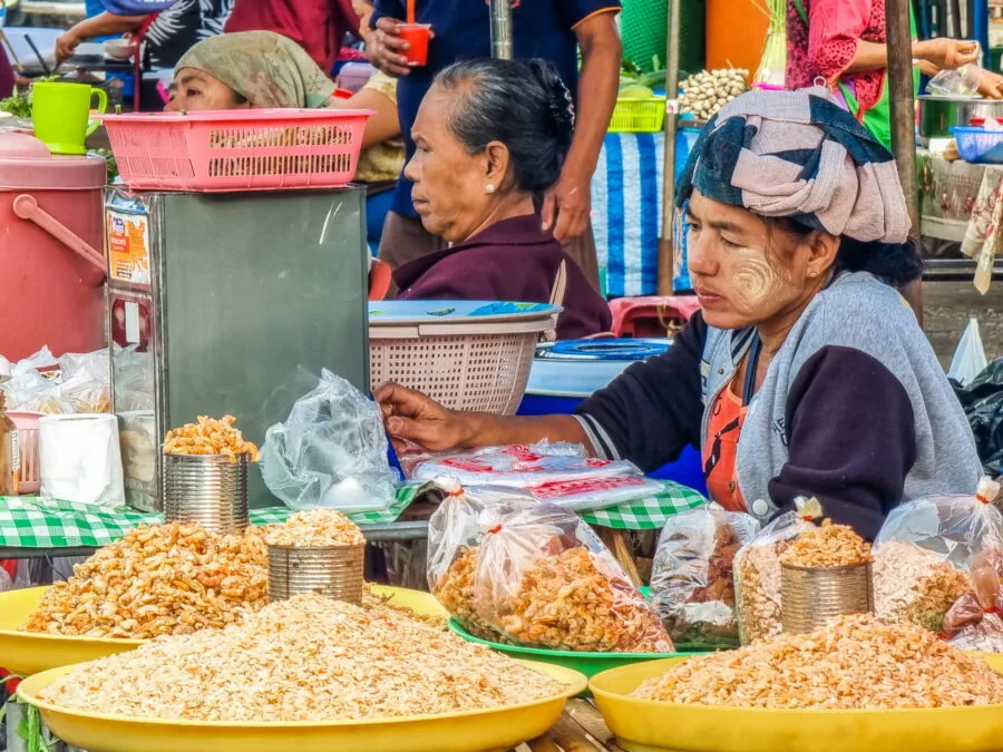 vendeuse birmane au marché municipal de sangkhlaburi