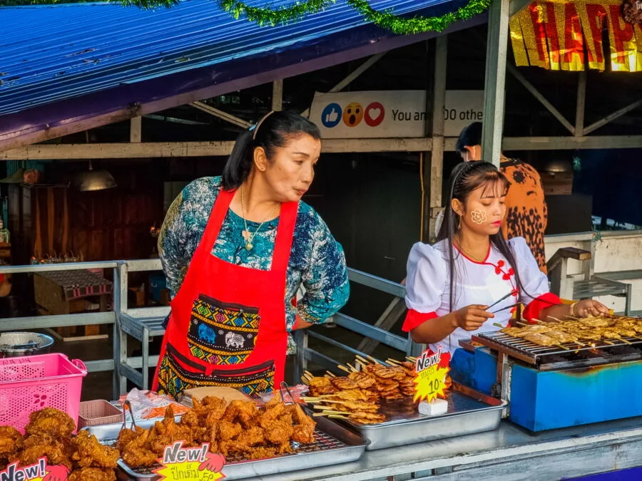 vendeuses de brochettes entree village môn sanghklaburi