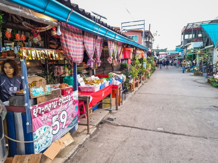 vendeuses de snack rue principale ban i tong kanchanaburi