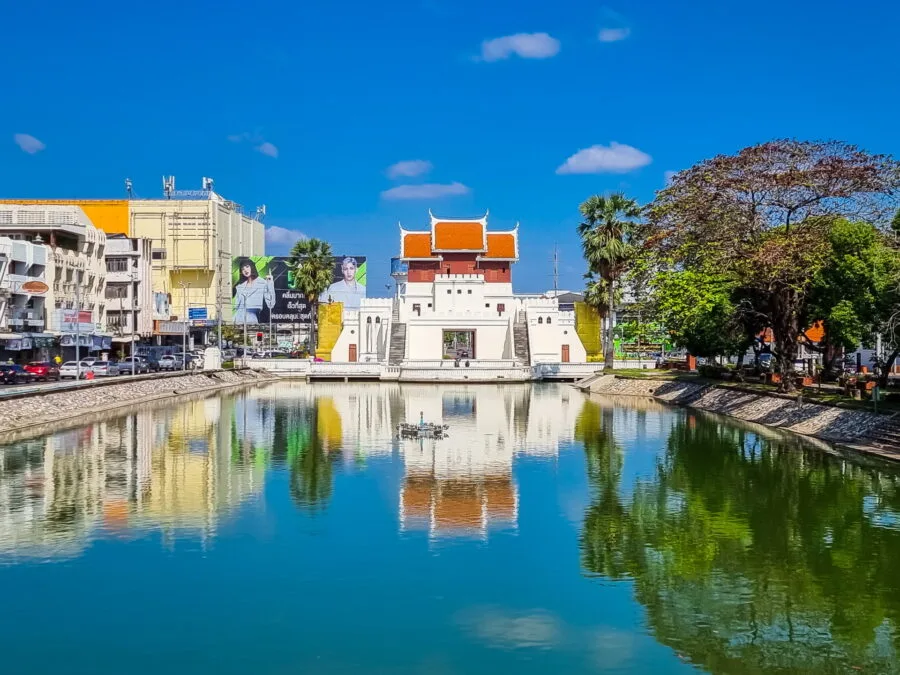 vicotry gate et ancienne douve de nakhon ratchasima