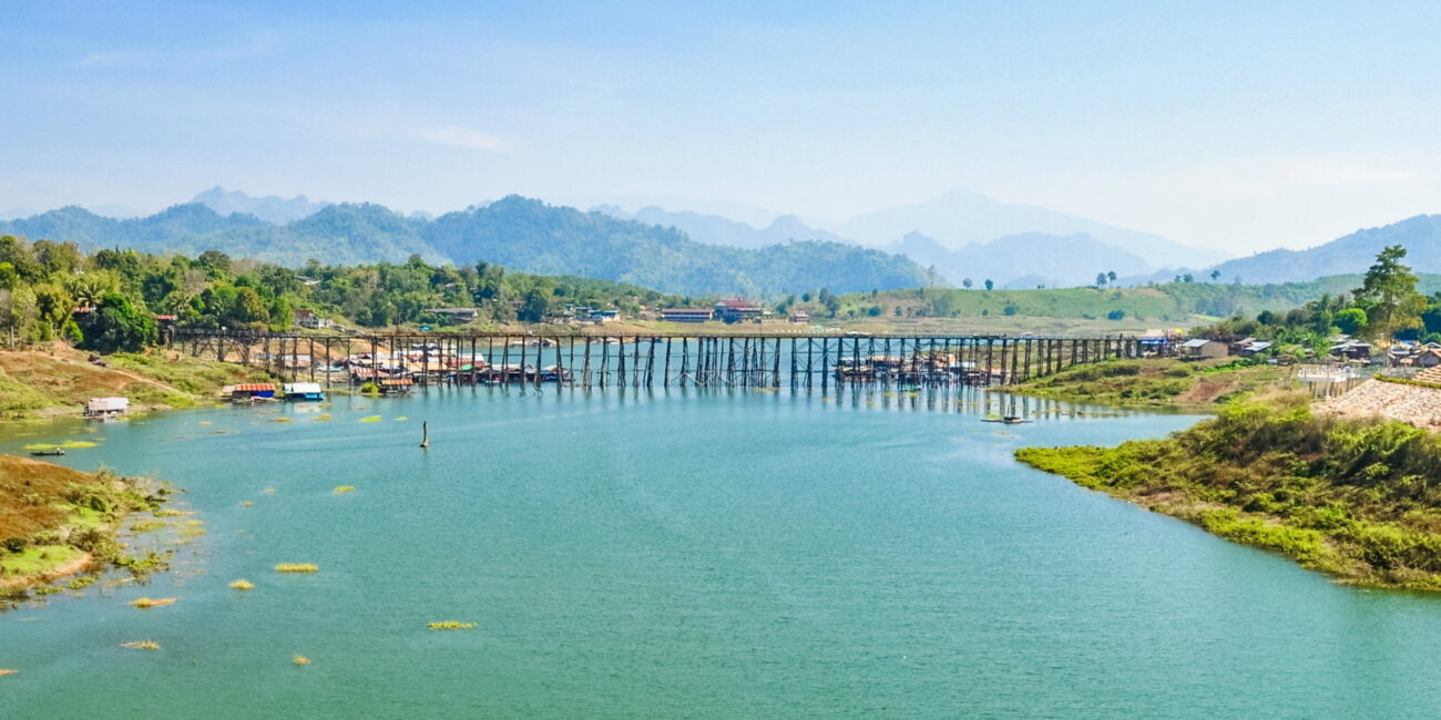 vue du pont et le lac khao laem sangkhlaburi