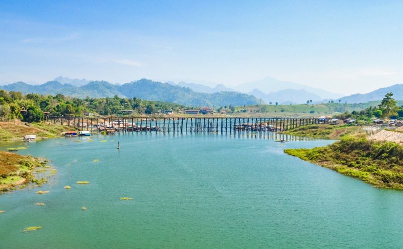 vue du pont et le lac khao laem sangkhlaburi