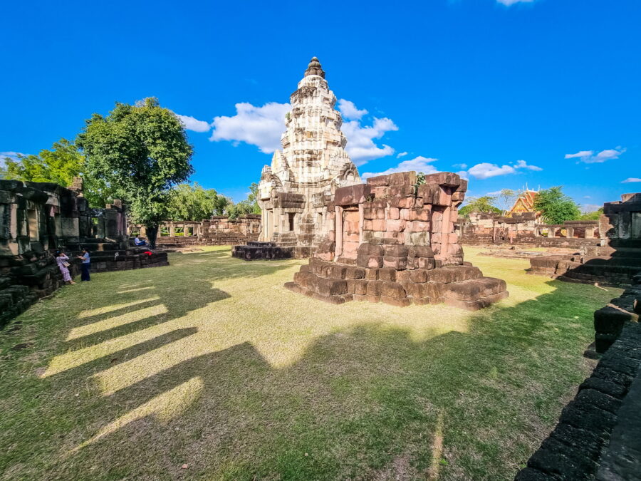vue ensemble cour prasat phnom wan nakhon ratchasima