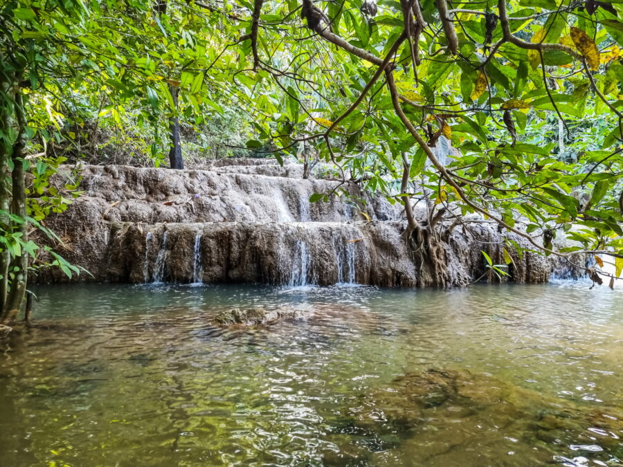 vue partielle de nop phiboon waterfall nord sangkhlaburi