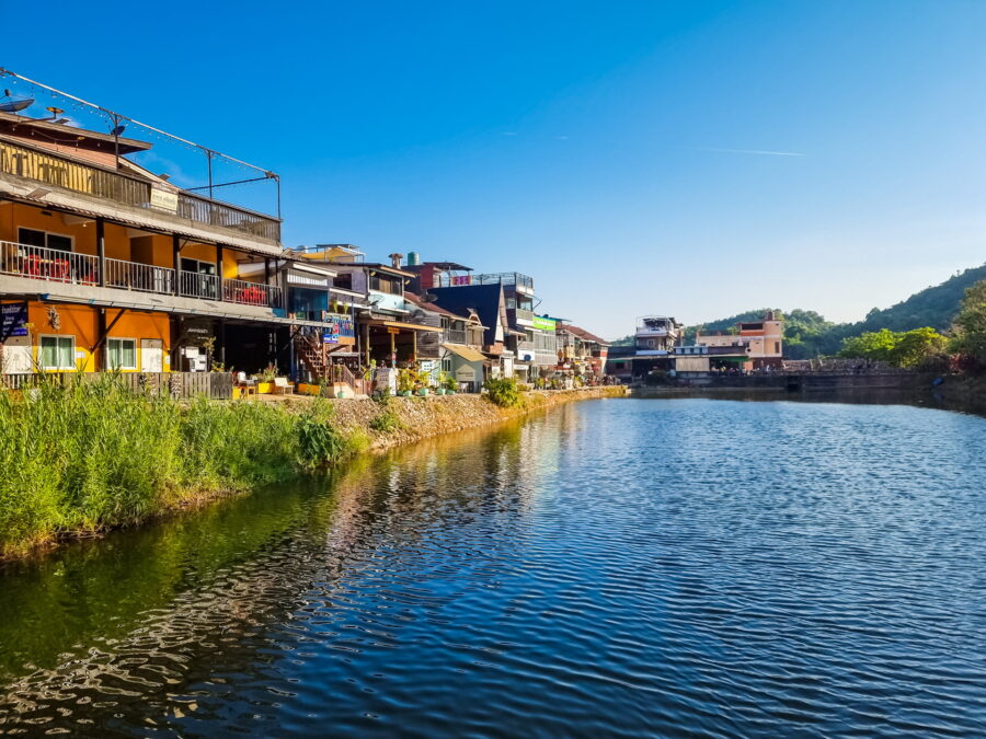 vue reservoir e tong village kanchanaburi de nos jours