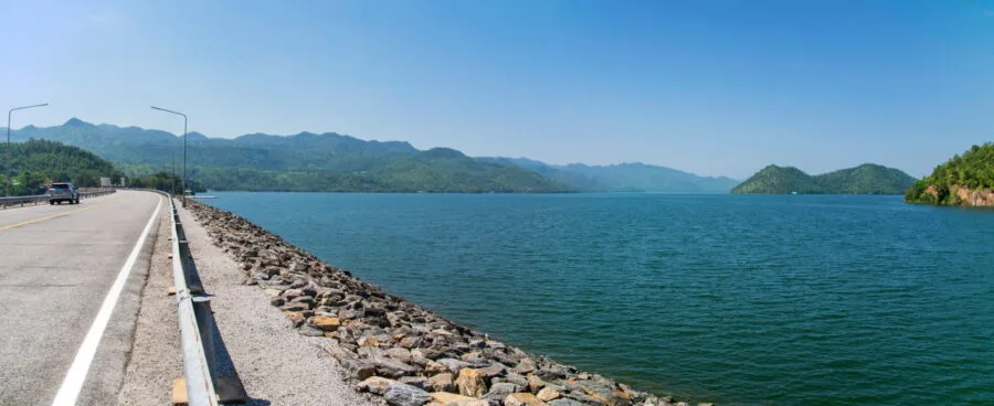 vue sur lac depuis barrage srinagarind kanchanaburi