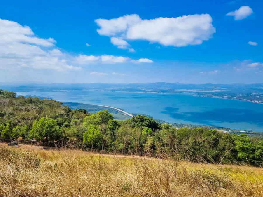 vue sur lac lam thakong depuis khao yai thiang windmill