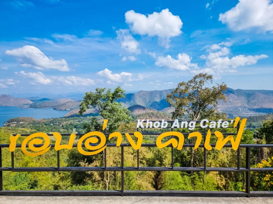 vue sur lac srinagarind depuis khob ang cafe kanchanaburi