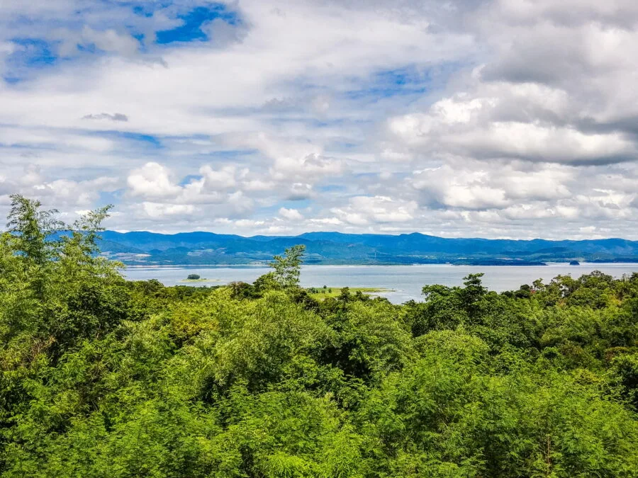vue sur lac srinagarind depuis camping huay mae khamin kanchanaburi