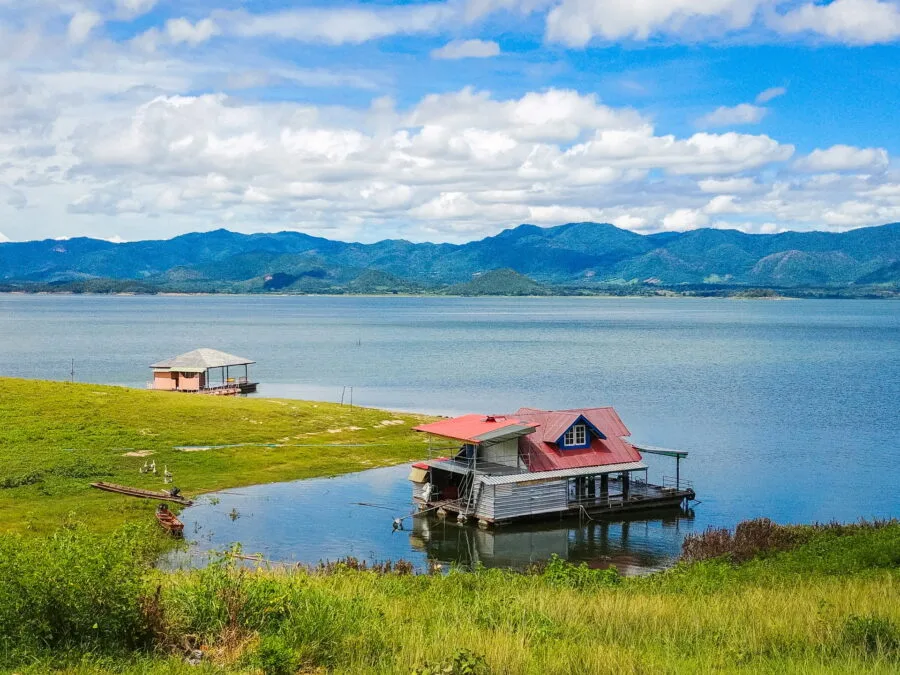 vue sur lac srinagarind depuis depart ferry local kanchanaburi