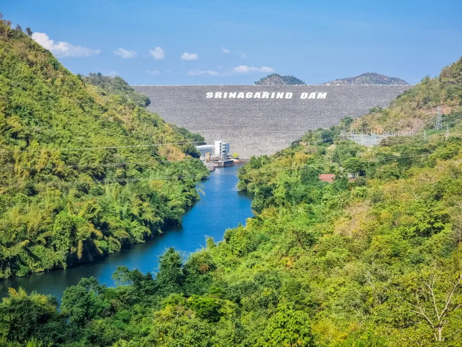 vue sur le barrage srinagarind kanchanaburi