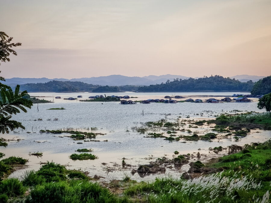 vue sur le lac sur route de sangkhlaburi province de kanchanaburi