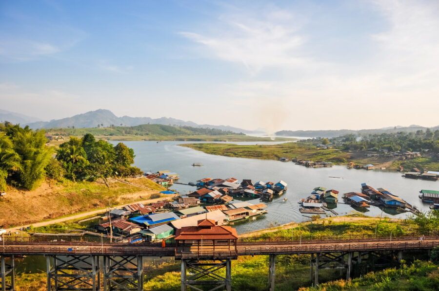 vue sur le pont rouge et lac de sangkhlaburi