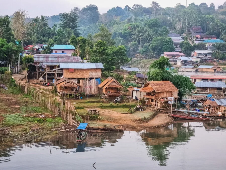 vue sur les maisons du village môn sangkhlaburi