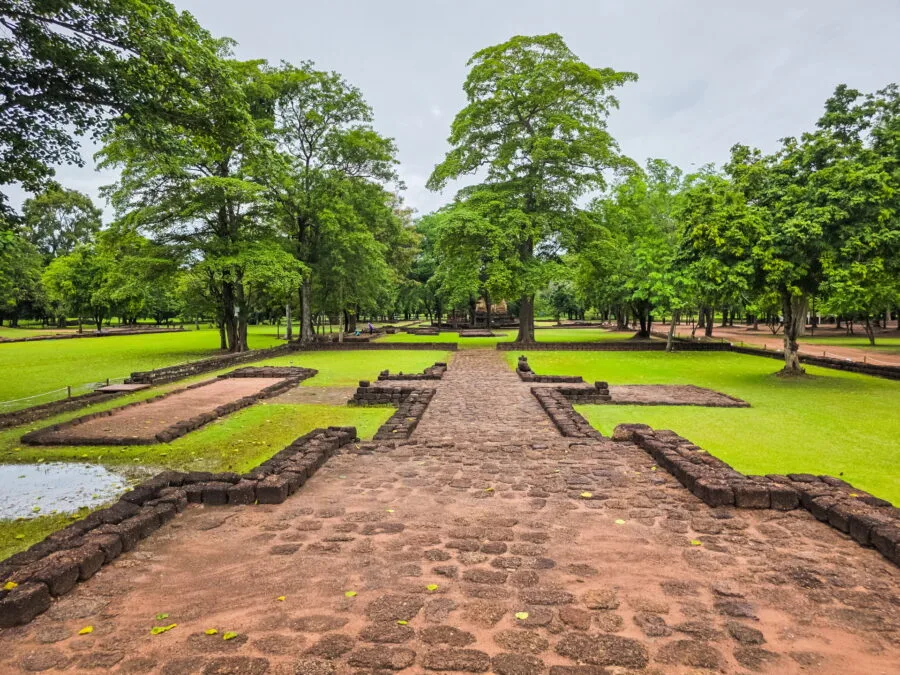 laterite alley prang si thep si thep historical park
