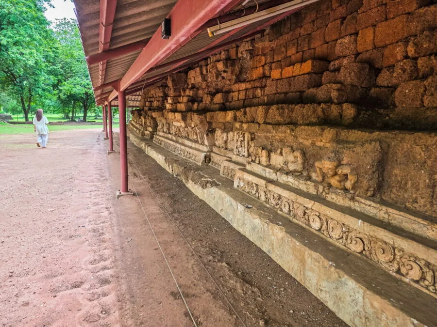 bas-reliefs at khao khlang nai si thep historical park