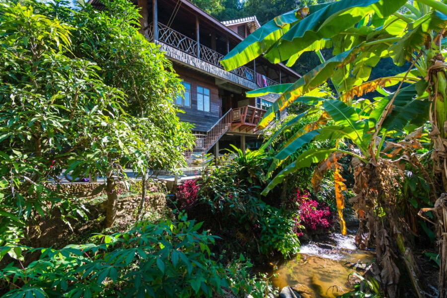 batisse bord du ruisseau au village mae kampong chiang mai