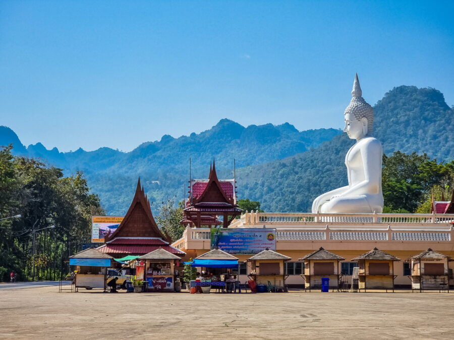 bouddha blanc assis entree du wat tha khanun kanchanaburi