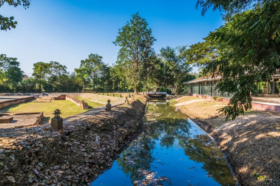 canal edge wat e khang wiang kum kam chiang mai