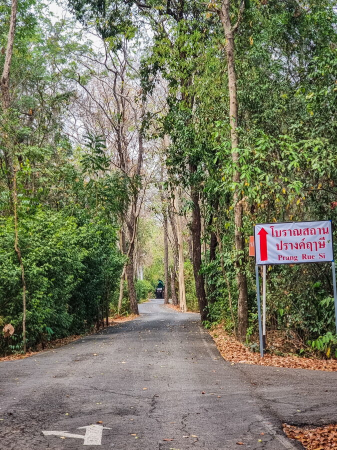 chemin au wat pa sa kaeo prang ruesi parc historique si thep