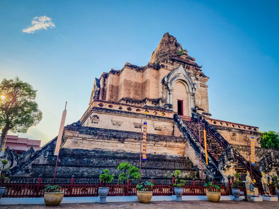 coucher de soleil au Wat Chedi Luang de Chiang Mai coucher de soleil au wat chedi luang de chiang mai